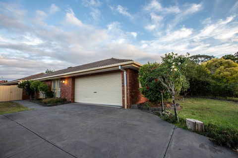 Quiet & Peaceful 3bed2bath HOME @Keilor Downs - Adwords Guide 0