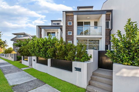 Relax In A Spacious & Modern Townhouse In Asquith - Adwords Guide 0
