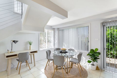 Sandcastles, 1/8 Ala Moana Way - Adwords Guide 1