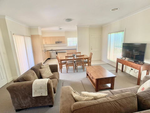 Spacious 2 Bed, 2 Bath Villa - Central Location - Quiet - Adwords Guide 0
