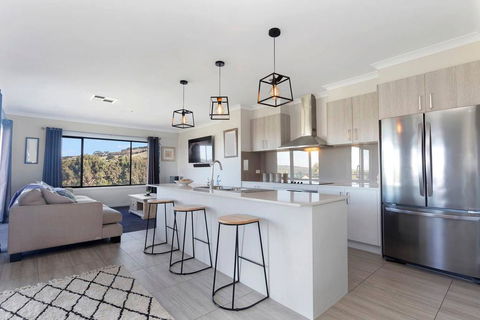 STELLAVISTA - 4 Bedrooms, Free Wifi, Views - Adwords Guide 0