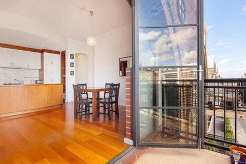 Stylish 2 Bedroom Apartment In The City - Adwords Guide 1