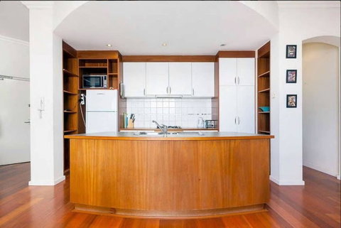 Stylish 2 Bedroom Apartment In The City - Adwords Guide 3