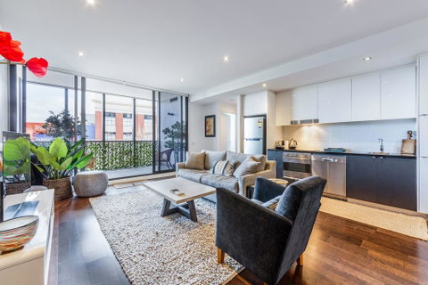 Stylish 2-bed 2 Bath With Free Parking, Pool, Gym, Wifi - Adwords Guide 0