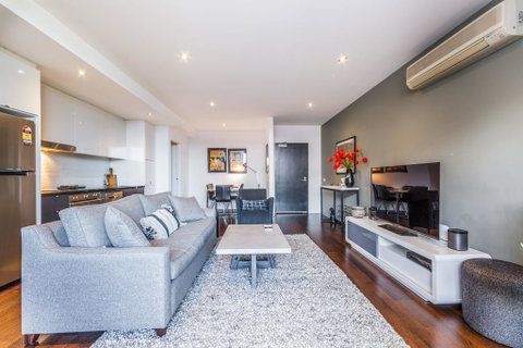 Stylish 2-bed 2 Bath With Free Parking, Pool, Gym, Wifi - Adwords Guide 3