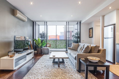 Stylish 2-bed 2 Bath With Free Parking, Pool, Gym, Wifi - Adwords Guide 1
