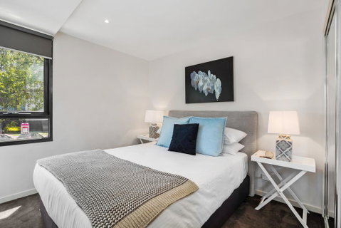 Stylish 2-Bed Apartment With Parking In Hip Area - Adwords Guide 3