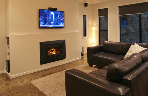 Stylish Living- Fireplace, WiFi, Linen, 4 Bdrm, Beach 850m - Adwords Guide 1