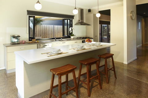 Stylish Living- Fireplace, WiFi, Linen, 4 Bdrm, Beach 850m - Adwords Guide 0