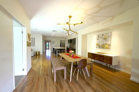 Stylish Luxe House For Big Group Near Shopping Center - Adwords Guide 0