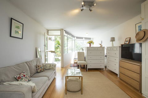 Sunlit Studio In The Trees, Walk To The Beach - Adwords Guide 0