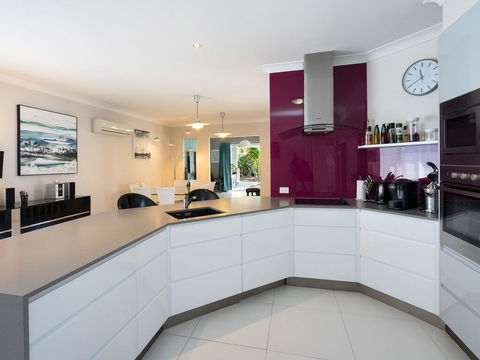 Super Sized Family Retreat With A Pool - Adwords Guide 2