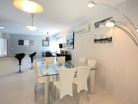 Super Sized Family Retreat With A Pool - Adwords Guide 1