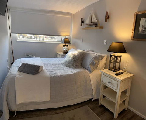 Swamp Fox Luxury 2BR Dutch Barge - Adwords Guide 1