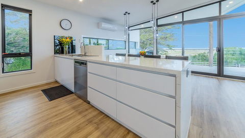 SWEEPING VIEWS - FREE WIFI & NETFLIX - PET FRIENDLY (OUTSIDE ONLY) - Adwords Guide 3