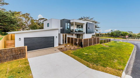 SWEEPING VIEWS - FREE WIFI & NETFLIX - PET FRIENDLY (OUTSIDE ONLY) - Adwords Guide 0