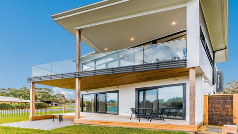 SWEEPING VIEWS - FREE WIFI & NETFLIX - PET FRIENDLY (OUTSIDE ONLY) - Adwords Guide 1