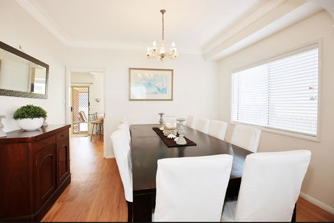 The Crescent - Pet Friendly - 1 Min To Beach - Adwords Guide 3