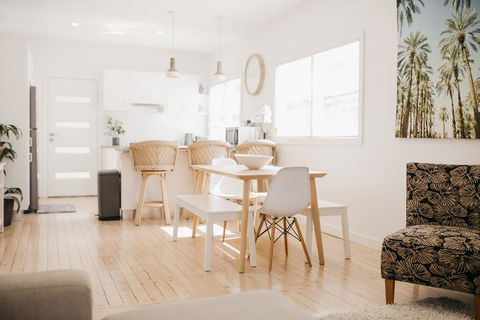The Palms - Stylish, Modern And Cute As A Button - Adwords Guide 0