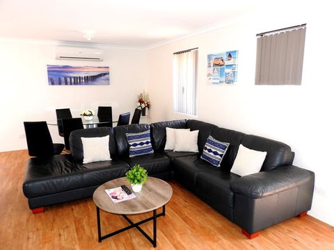 The Royal Dolphin Holiday Home - Adwords Guide 0