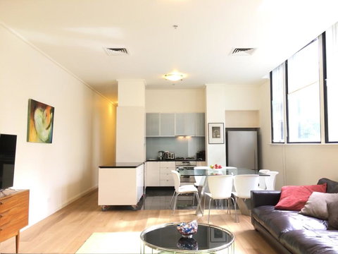 The Walkup: Luxury Central 3BD Apartment+Gym+Pool - Adwords Guide 0