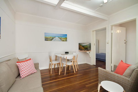 Tondio Terrace Flat 5 - Pet Friendly, Ground Floor Budget Style Accommodation - Adwords Guide 1