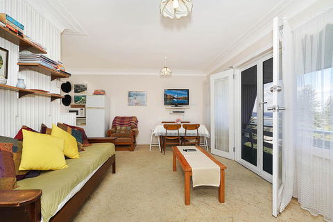 Toowoon Bay Beachside Unit, Unit 4 - Adwords Guide 2