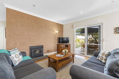 Tranquility In Cowes - Pets, Fireplace, WiFi, Linen, 350m Beach, 4 Bdrms - Adwords Guide 1
