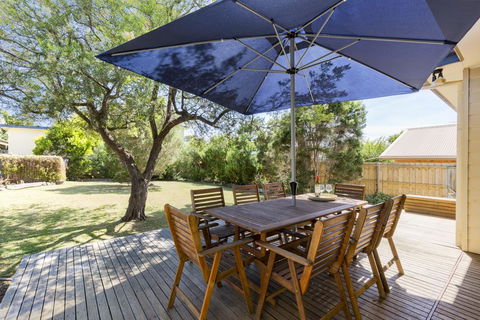 Tranquility In Cowes - Pets, Fireplace, WiFi, Linen, 350m Beach, 4 Bdrms - Adwords Guide 2