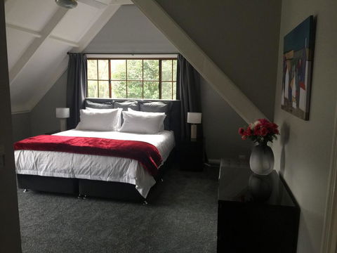 Tudor House - Large Family Home - Adwords Guide 0