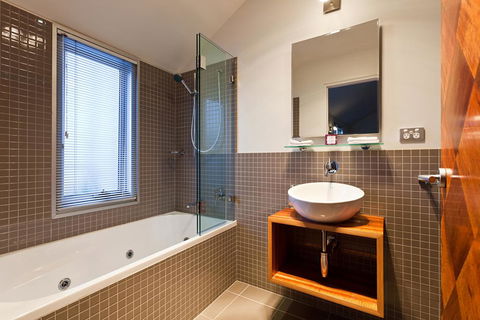 TWOFOURTWO Boutique Apartments - Adwords Guide 2