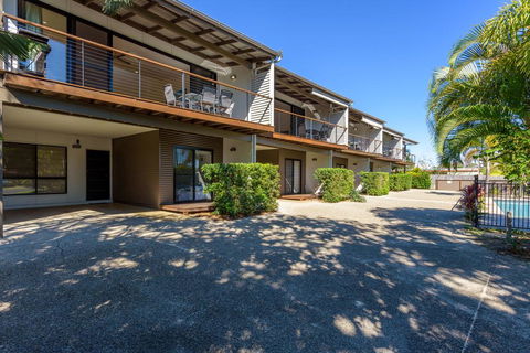 Unit 3 Rainbow Surf - Modern, Double Storey Townhouse With Large Shared Pool, Close To Beach And Shop - Adwords Guide 3
