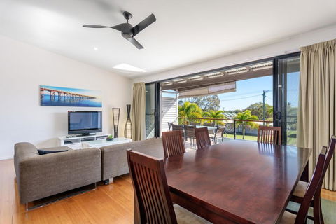 Unit 3 Rainbow Surf - Modern, Double Storey Townhouse With Large Shared Pool, Close To Beach And Shop - Adwords Guide 0