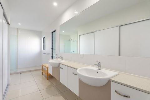 Unit 3 Rainbow Surf - Modern, Double Storey Townhouse With Large Shared Pool, Close To Beach And Shop - Adwords Guide 1