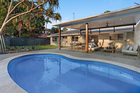 Walk To Hastings Street, Noosa Sound - Adwords Guide 0