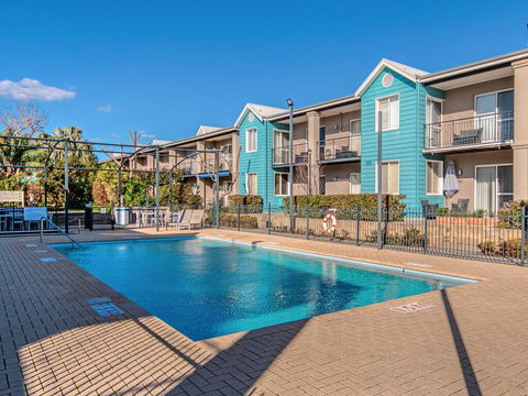 Waters Edge Apartment With Jetty - Adwords Guide 1