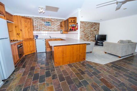 Whitesands Road, Unit 2/12 - Adwords Guide 3