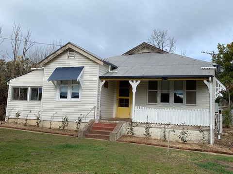 Yellow Door House Adelong - Adwords Guide 1