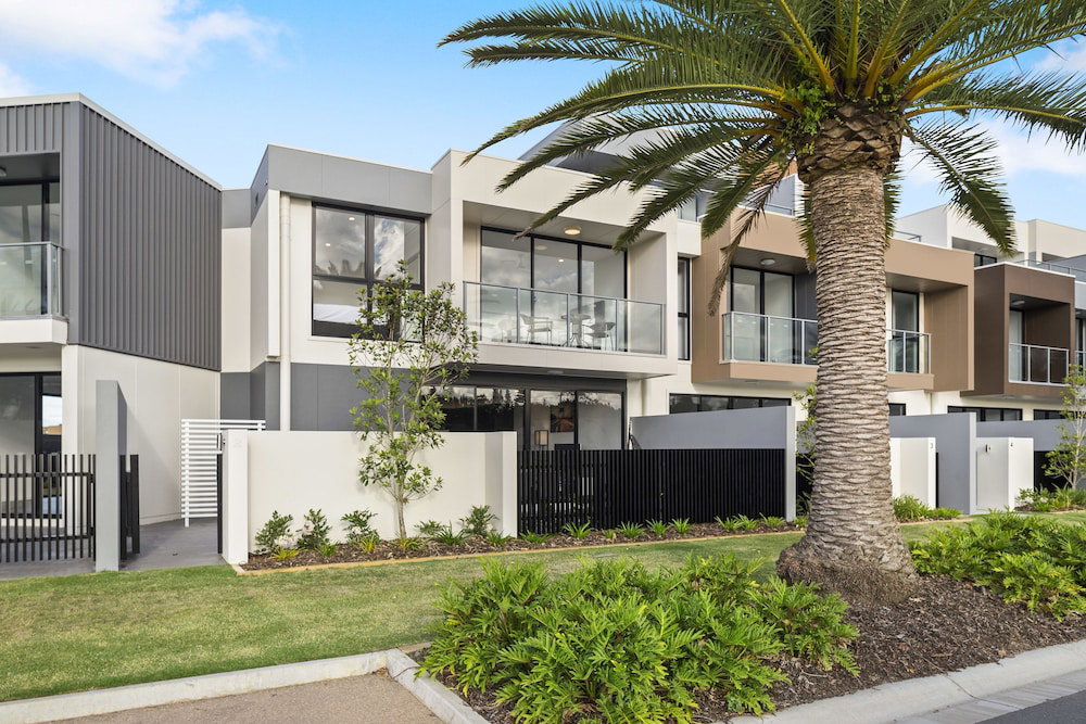 The Peninsula at Hope Island Hope Island