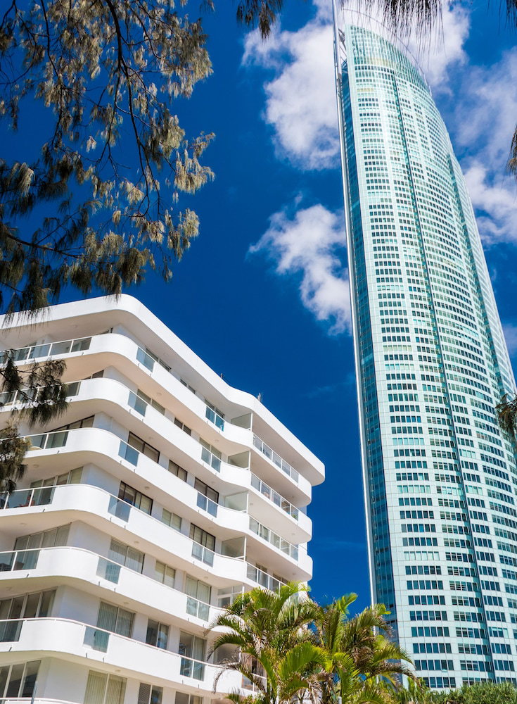 Private G / F 1 bedroom Apartment Outdoor Patio Cross the Road to Beach Surfers Paradise