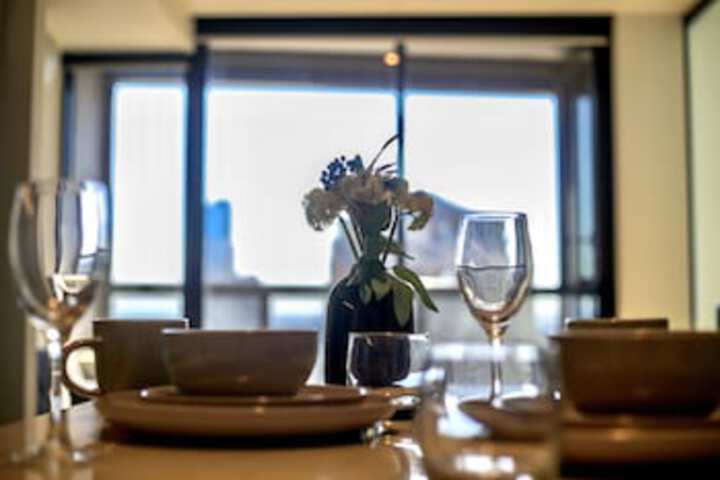 Stunning Newly Furnished 2 Bedrooms Apartment Melbourne