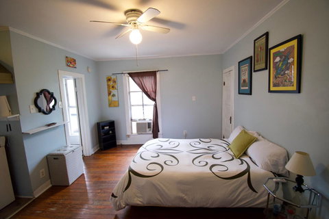 Cajun Hostel Studio Vermillion - Adwords Guide 0