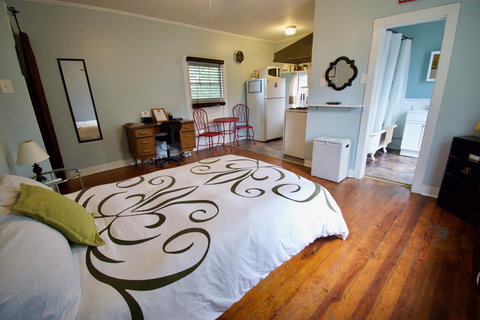 Cajun Hostel Studio Vermillion - Adwords Guide 3