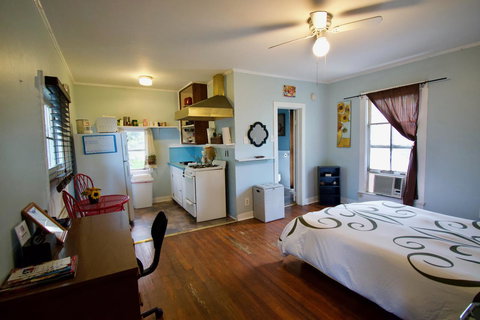 Cajun Hostel Studio Vermillion - Adwords Guide 5