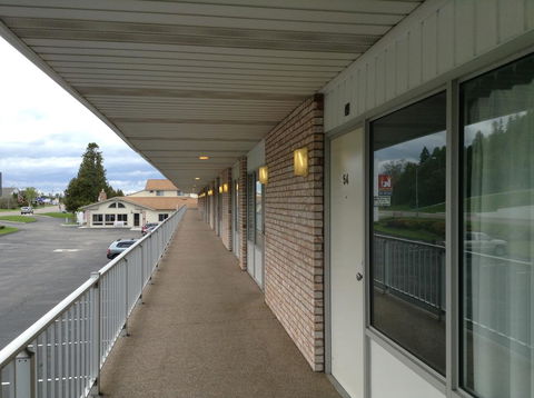 K Royale Lakefront Inn - Saint Ignace - Adwords Guide 17