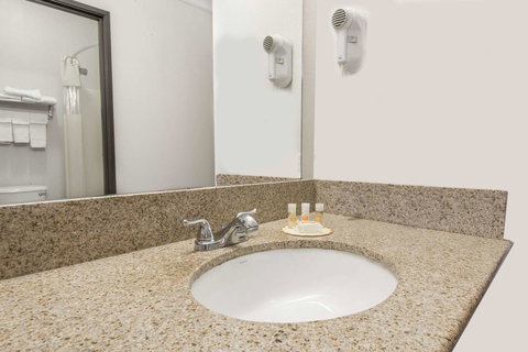 Days Inn By Wyndham Kansas City International Airport - Adwords Guide 37