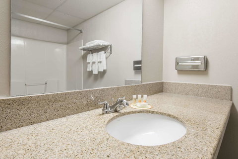 Days Inn By Wyndham Kansas City International Airport - Adwords Guide 36