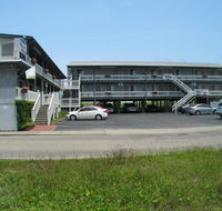 Beach House Inn  Suites