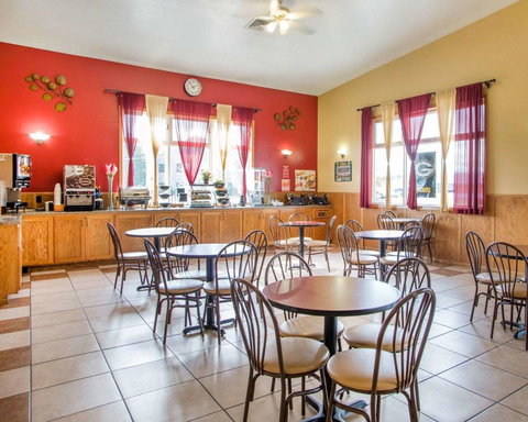 Econo Lodge Inn & Suites Green Bay - Adwords Guide 10