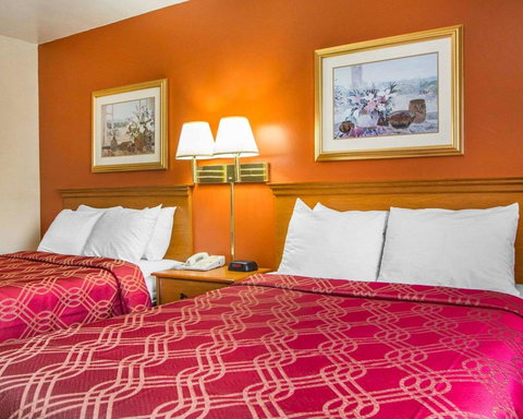 Econo Lodge Inn & Suites Green Bay - Adwords Guide 12